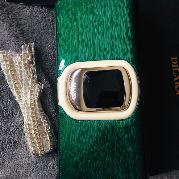 Green patent leather clutch purse by Dilaks Italy. - Picture 3 of 8